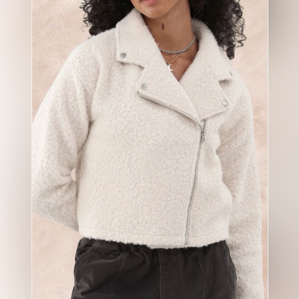 No Boundaries asymmetric zip faux shearling Moto jacket size M. New w/out tags!